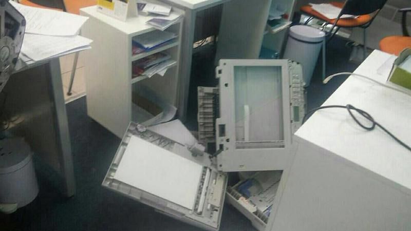 Невдоволені кияни розгромили два офіси "Київенерго": з'явилися фото Невдоволені кияни розгромили два офіси "Київенерго": з'явилися фото