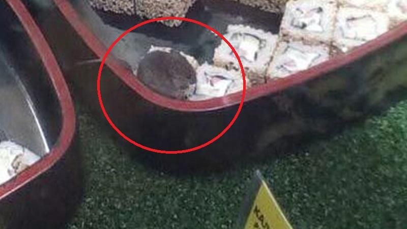 Серед готових суші в київському супермаркеті знайшли мишу: фотофакт 