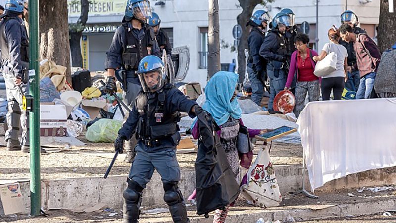 У столиці Італії поліція жорстоко розігнала протест мігрантів: з'явились фото У столиці Італії поліція жорстоко розігнала протест мігрантів: з'явились фото