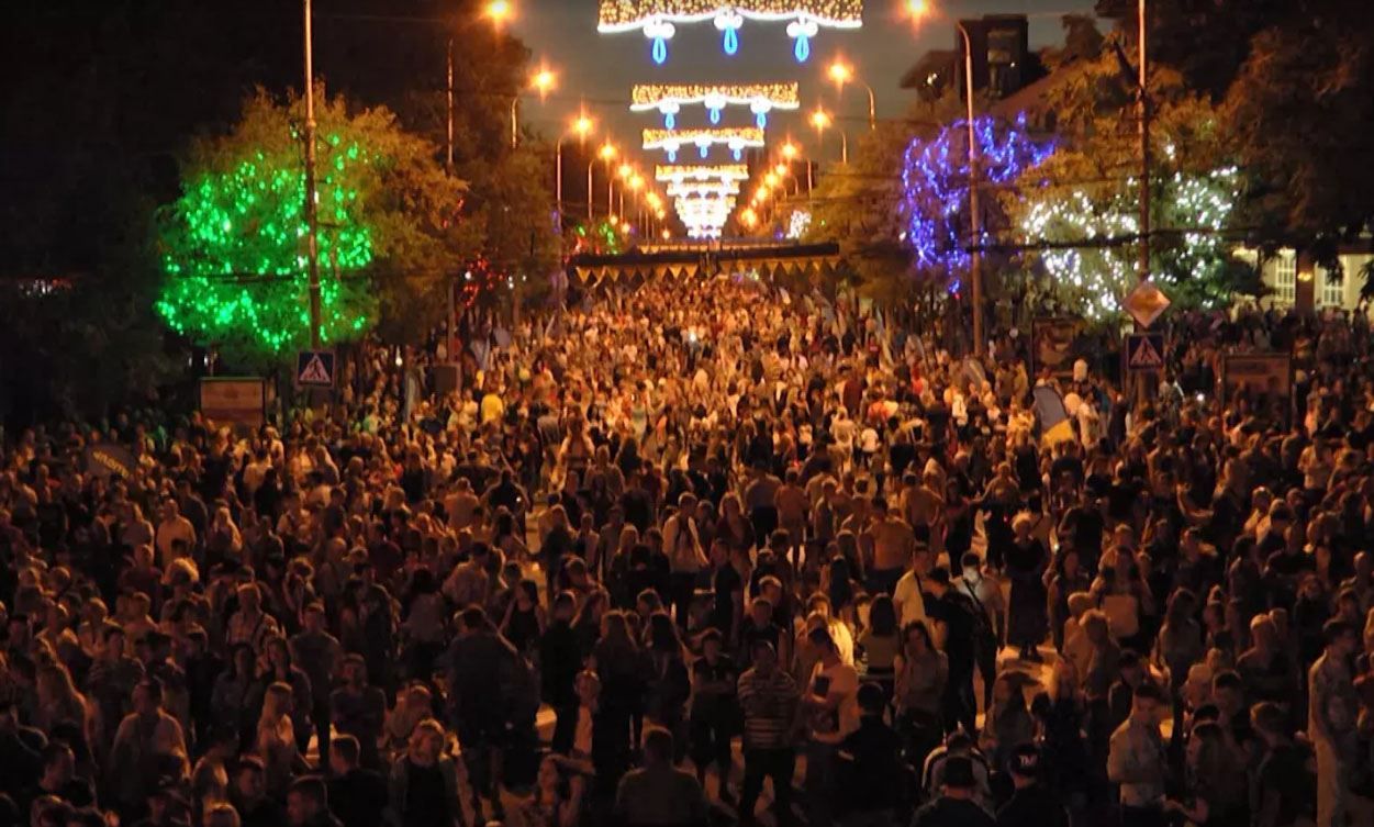 Понад 25 тисяч людей зібрало святкування Дня Незалежності у центрі Маріуполя Понад 25 тисяч людей зібрало святкування Дня Незалежності у центрі Маріуполя