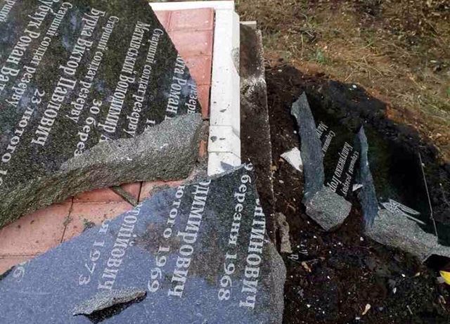 Неизвестные разбили памятник погибшим бойцам батальона Кульчицкого