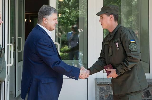 Спасатель пострадавшей от взрыва в Киеве женщины получил награду он Порошенко Спасатель пострадавшей от взрыва в Киеве женщины получил награду он Порошенко
