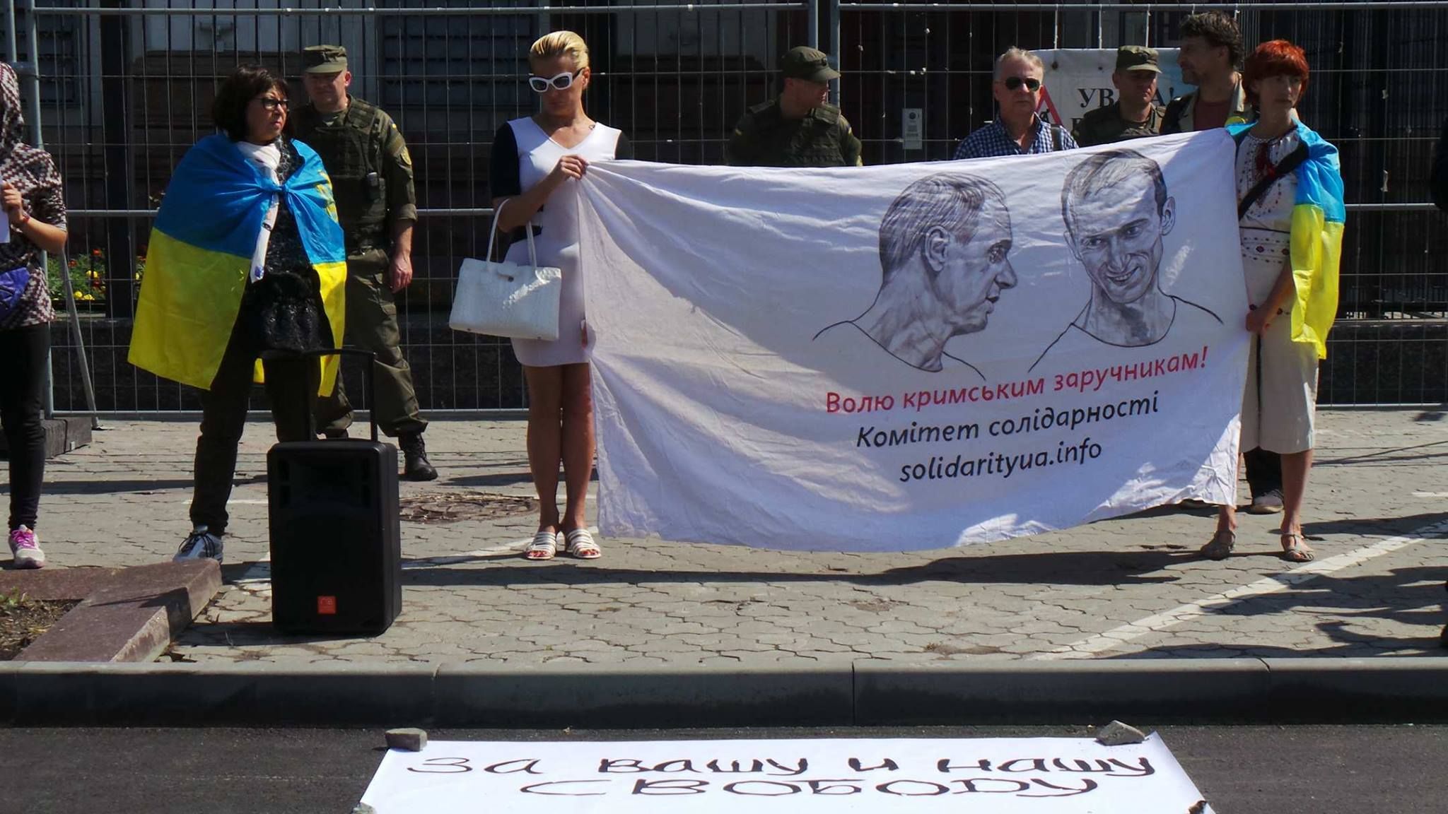 В Киеве под российским посольством пикетировали за освобождение крымских политзаключенных