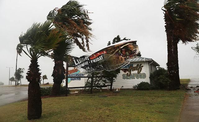 Мощный ураган надвигается на Техас: Трамп объявил режим стихийного бедствия