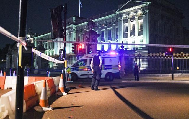 Новый теракт в Лондоне: мужчина напал с ножом на полицейских