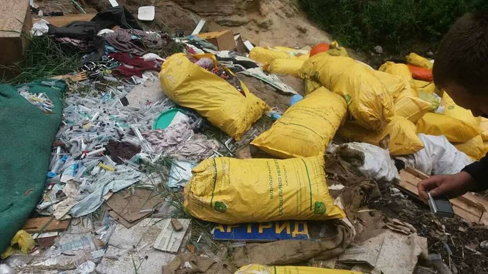 Мешки с использованными шприцами и органические отходы: на Киевщине обнаружили незаконную свалку