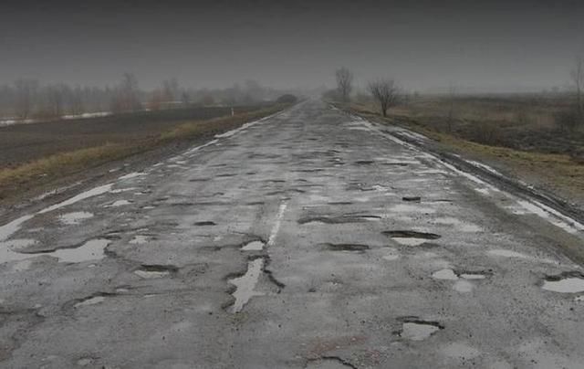 Гройсман розповів, скільки додатково планують витратити на українські дороги 
