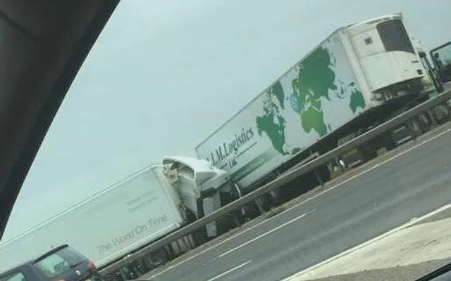 Вантажівка влетіла у фуру, яка їхала попереду Вантажівка влетіла у фуру, яка їхала попереду