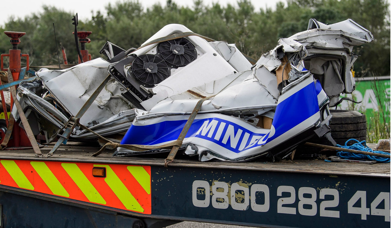 Ужасная авария в Британии: два грузовика разбили микроавтобус – много погибших