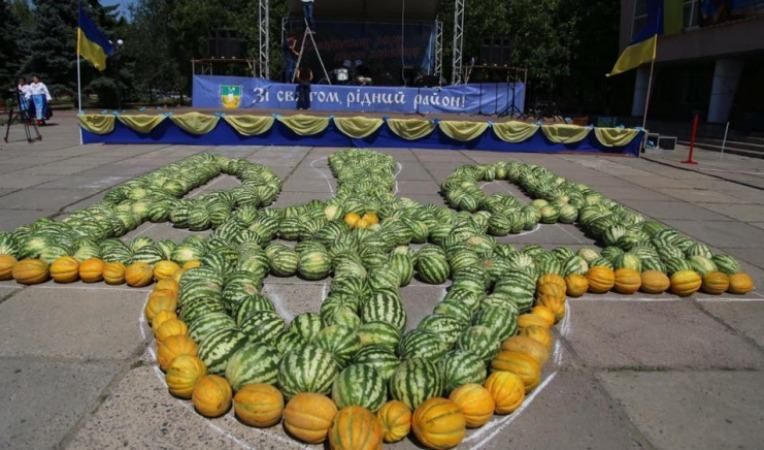 Сладкий и полосатый: на Херсонщине создали гигантский тризуб из арбузов