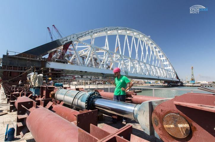На Керченском мосту начали устанавливать железнодорожную арку: появились фото