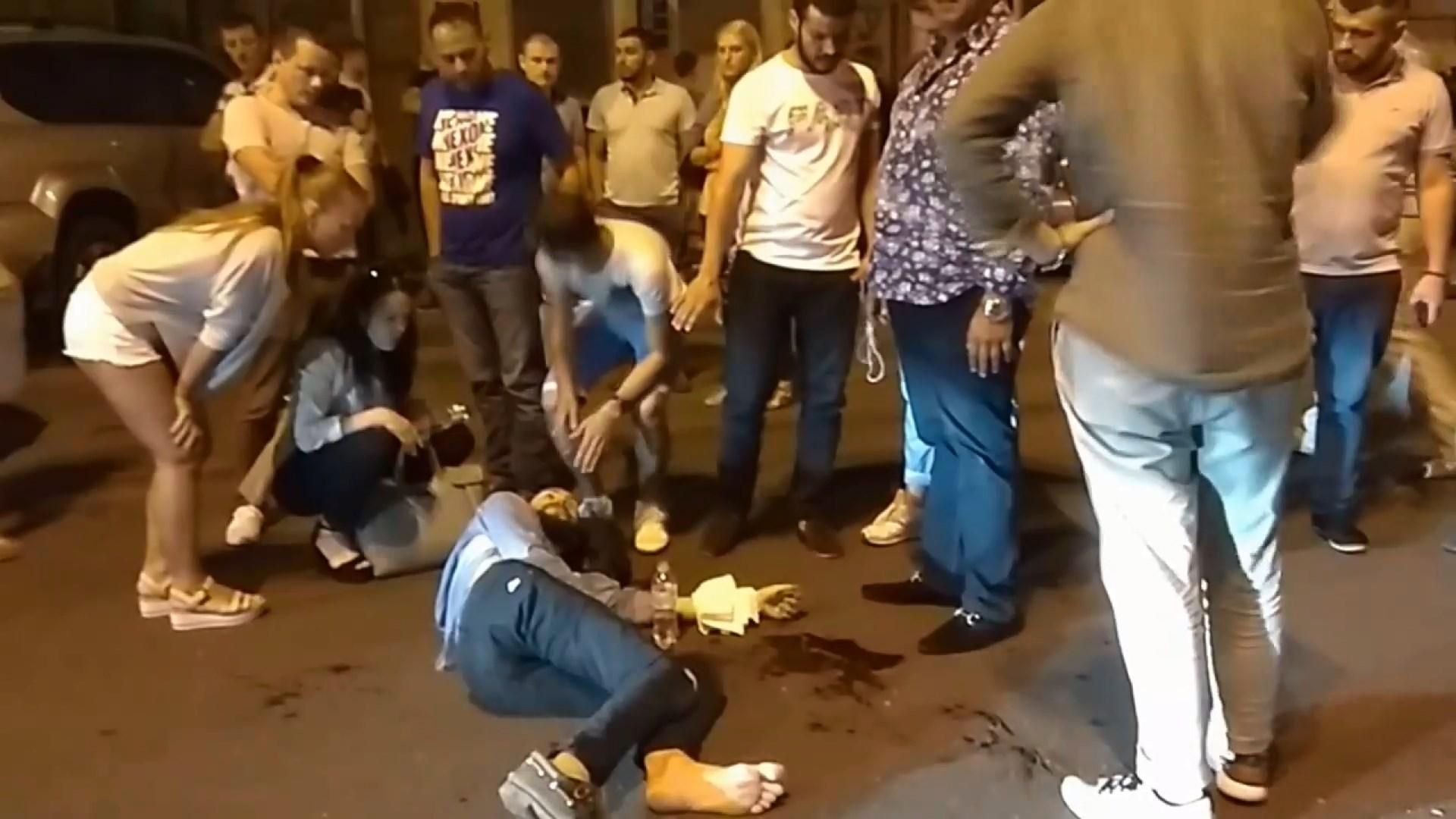 Аварія за участю сина Шуфрича: Bentley протягнув постраждалого 20 метрів на капоті Аварія за участю сина Шуфрича: Bentley протягнув постраждалого 20 метрів на капоті