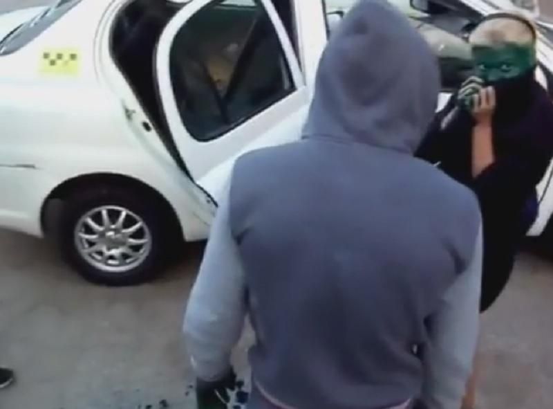 В Росії таксист змусив пасажирів вмитися зеленкою: відео В Росії таксист змусив пасажирів вмитися зеленкою: відео