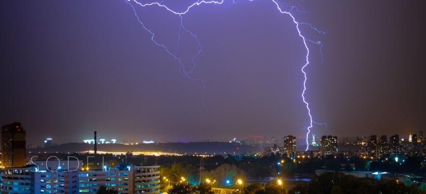 Фотограф показав ефектне фото блискавки у Києві