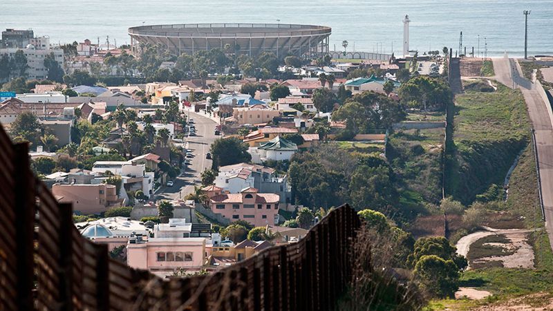 Мігранти незвичним способом перетнули кордон із США Мігранти незвичним способом перетнули кордон із США