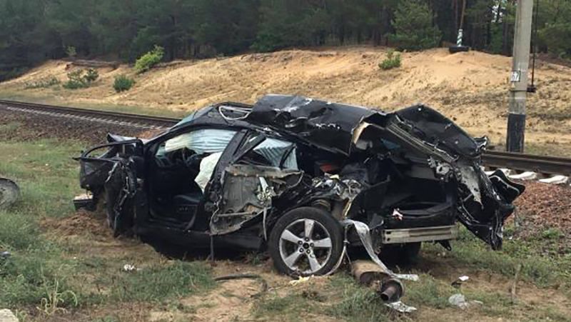 На Київщині під потяг потрапив елітний Lexus: моторошні фото На Київщині під потяг потрапив елітний Lexus: моторошні фото