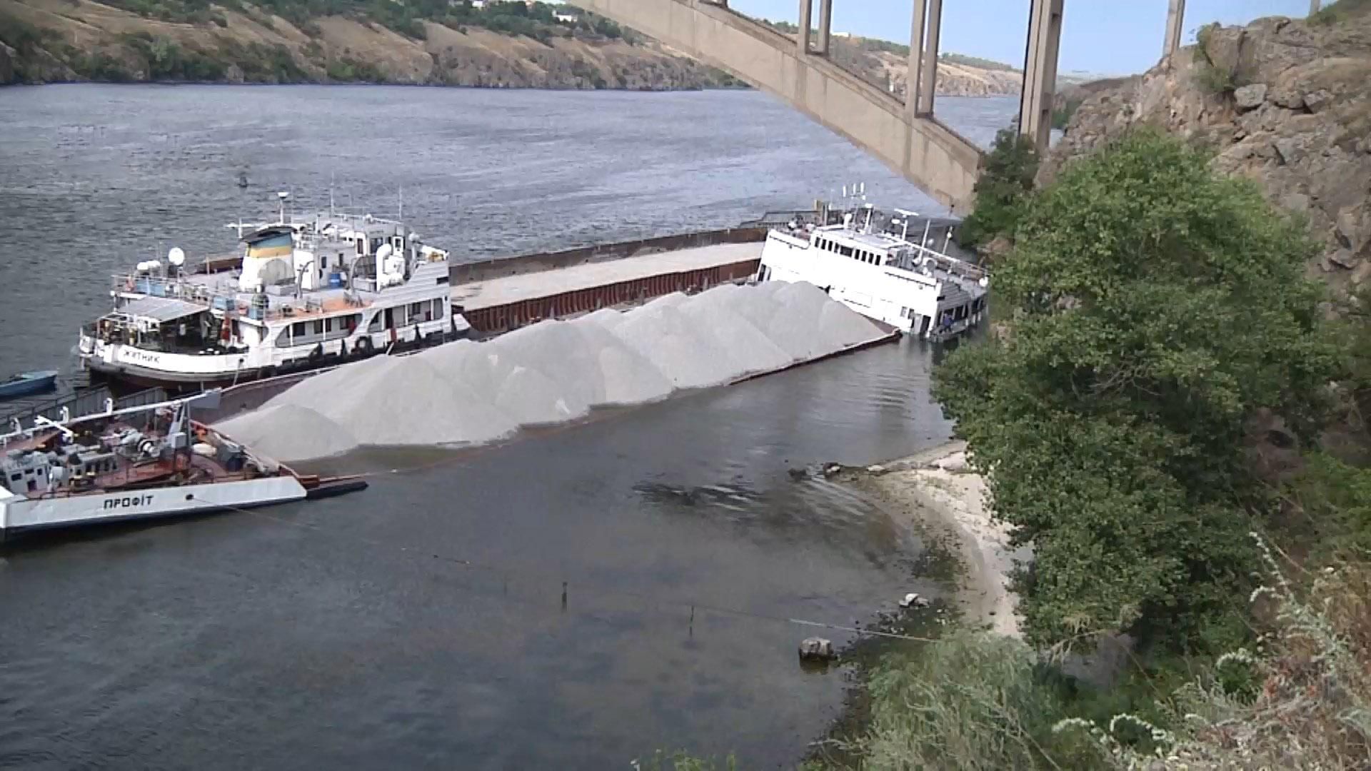 Баржа с щебнем попала в аварию вблизи Запорожья