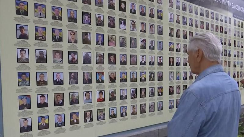 Криваві бої за Іловайськ та Дебальцево: у Києві згадали полеглих воїнів АТО Криваві бої за Іловайськ та Дебальцево: у Києві згадали полеглих воїнів АТО