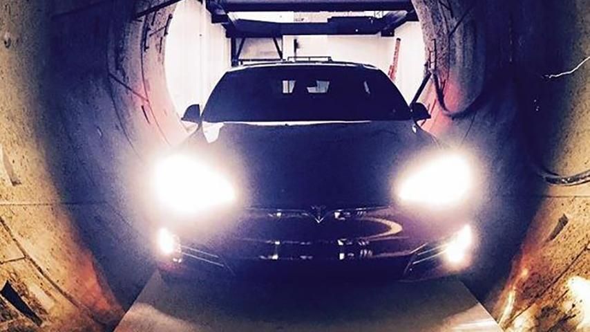 Ілон Маск "загнав" новеньку Tesla у підземний тунель: фото
