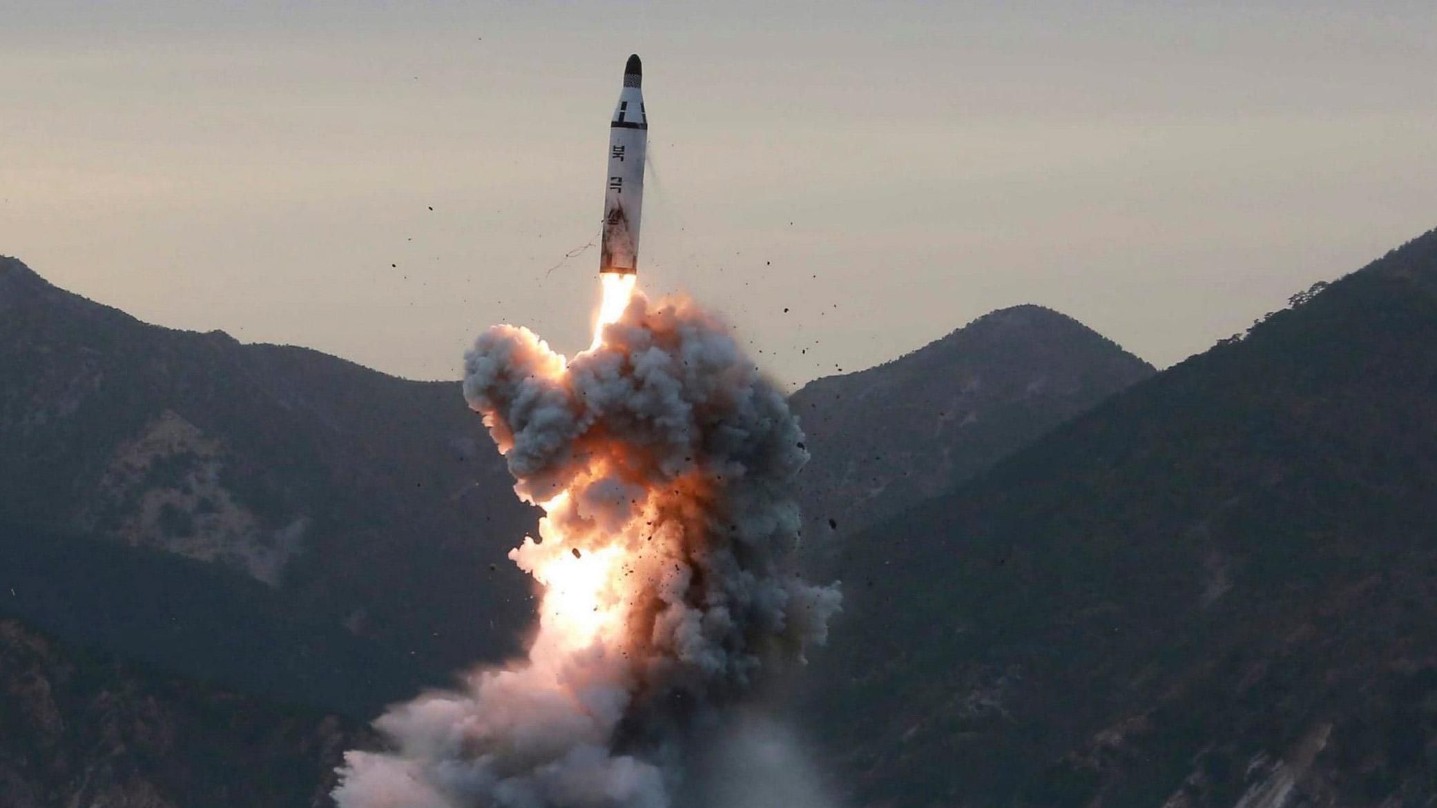 КНДР запустила баллистическую ракету, которая пролетела над Японией