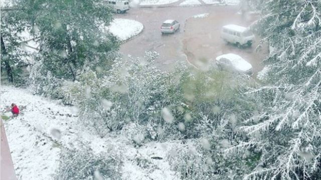 Российский город завалило снегом: фото непогоды