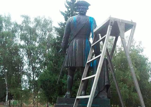 Невідомі облили фарбою пам'ятник російському царю в Полтаві