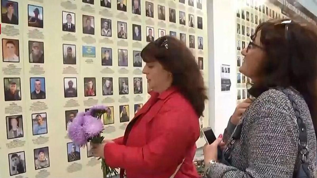 В Киеве почтили память героев Иловайска: появилось видео В Киеве почтили память героев Иловайска: появилось видео