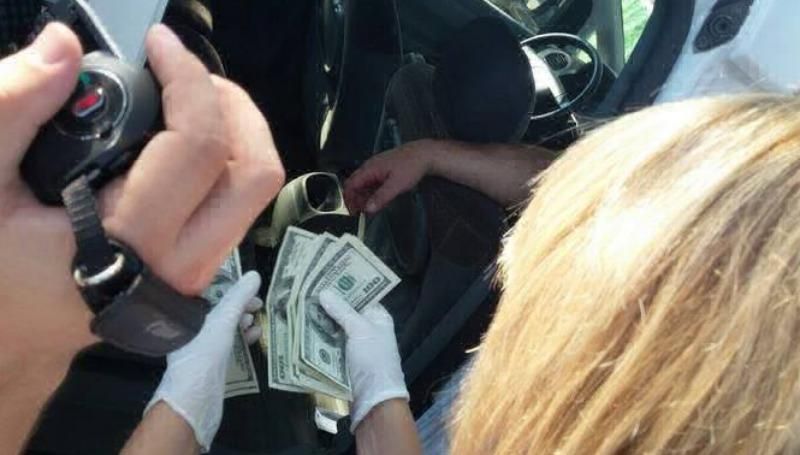 Декана затримали на отриманні хабара в Рівному: з'явилися фото
Декана затримали на отриманні хабара в Рівному: з'явилися фото