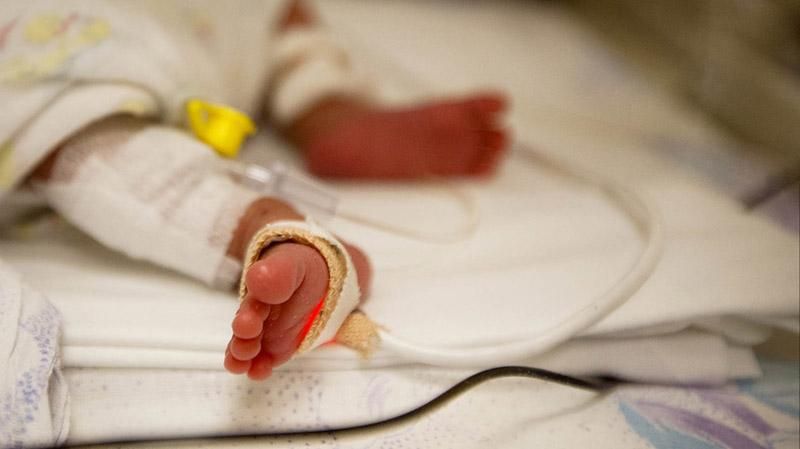Двое младенцев во Львове попали в реанимацию из-за коклюша