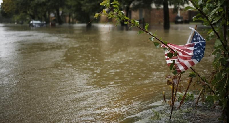 Charlie Hebdo опубликовал язвительную карикатуру на мощный потоп из-за урагана Харви Charlie Hebdo опубликовал язвительную карикатуру на мощный потоп из-за урагана Харви