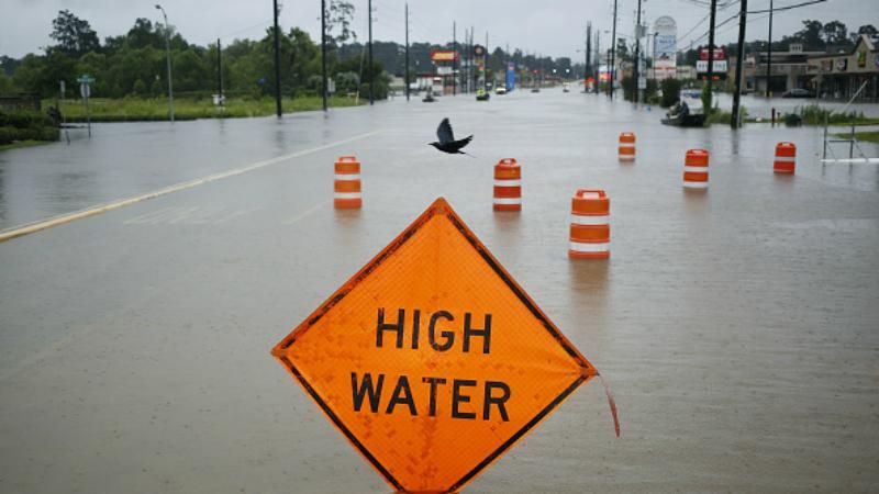 "Бегите немедленно": как Техас спасается от разрушительных наводнений после Харви