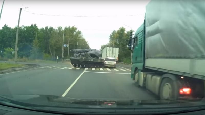 БМД не вписалась в поворот и врезалась в легковушку: появилось видео БМД не вписалась в поворот и врезалась в легковушку: появилось видео