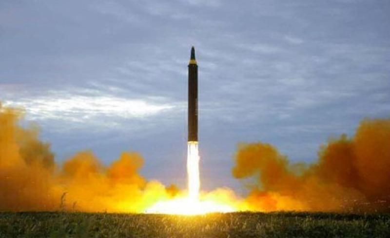 З'явилися фото запуску балістичної ракети КНДР, яка пролетіла над Японією