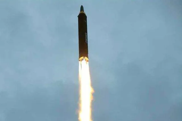 Фото запуску балістичної ракети КНДР