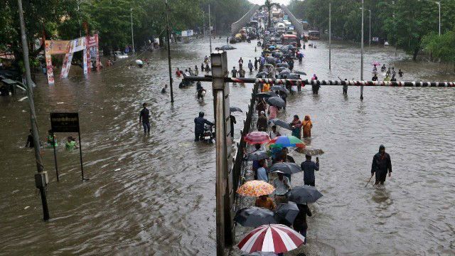 Мумбаи накрыл мощный ливень: известно о пяти погибших