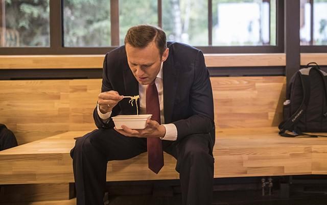 Навальний "підірвав" соцмережі своєю трапезою з локшиною швидкого приготування