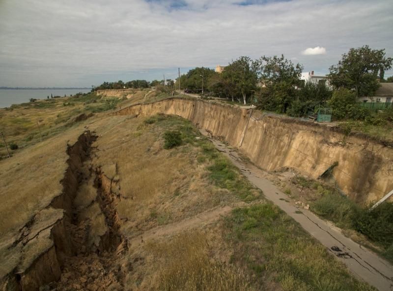 Масштабний зсув ґрунту на Одещині майже дібрався до будинків: вражаючі фото 
