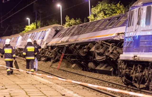 Зіткнення потягів у Польщі. Фото з місця подій Зіткнення потягів у Польщі. Фото з місця подій