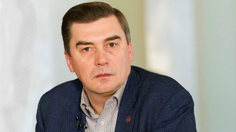 Добродомов говорит, что правоохранители пытаются ворваться в его приемную Добродомов говорит, что правоохранители пытаются ворваться в его приемную