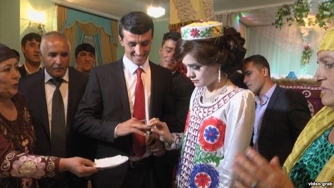 Учитель в Таджикистане посвятил стихотворение президенту и в подарок получил невесту
