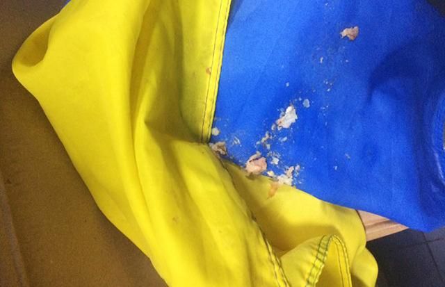 Над флагом Украины надругались в одном из кафе Киева Над флагом Украины надругались в одном из кафе Киева