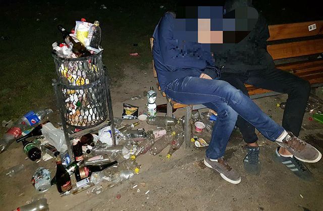 П’яні тіла та купи сміття: з’явилися фото, як студенти в Києві відзначили старт навчального року