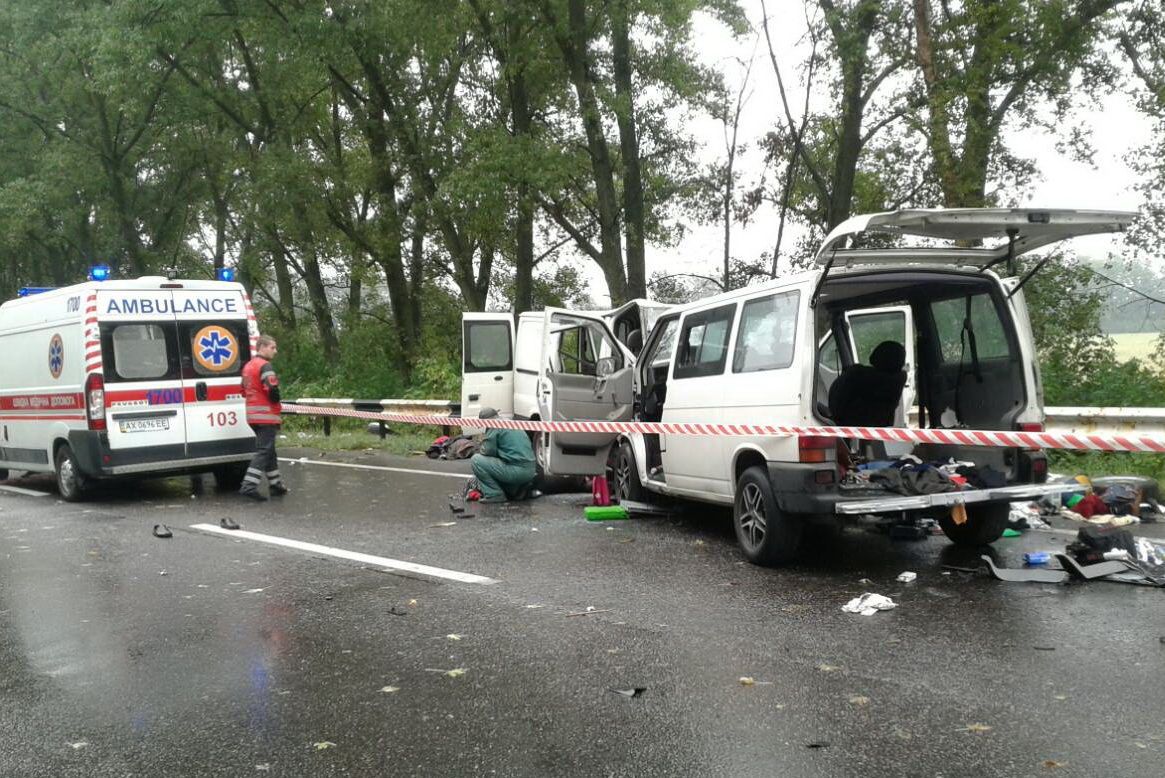 В смертельной аварии на Харьковщине столкнулись два микроавтобуса: фото с места происшествия