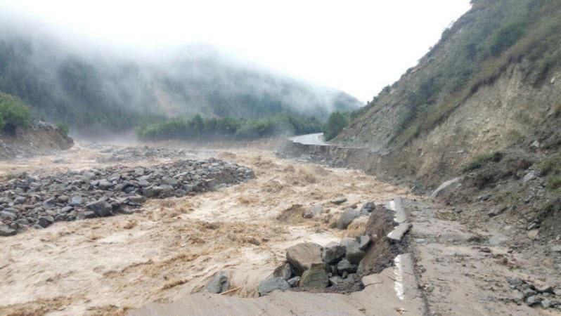 Селевые потоки наделали беды в России: очевидцы публикуют жуткие видео Селевые потоки наделали беды в России: очевидцы публикуют жуткие видео