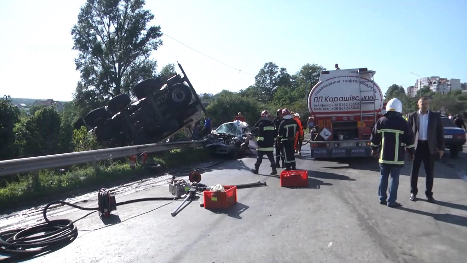 Масштабна ДТП у Тернополі: бензовоз протаранив 6 легковиків і впав у річку