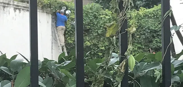 Робітник демонтовує камери на території торгпредставництва РФ у Вашингтоні Робітник демонтовує камери на території торгпредставництва РФ у Вашингтоні