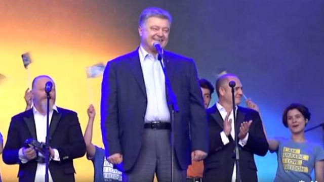 Порошенка підловили біля супермаркету у футболці та джинсах: відео Порошенка підловили біля супермаркету у футболці та джинсах: відео