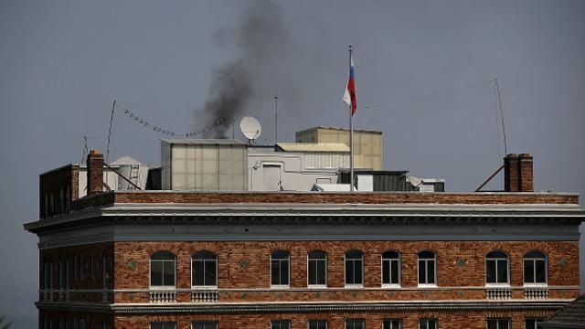 Нового папу так и не выбрали: как соцсети шутят над черным дымом над консульством России в США