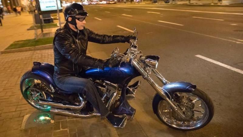 Мер Кличко в шкірянці і на дорогому байку катався нічним Києвом: з'явились фото і відео