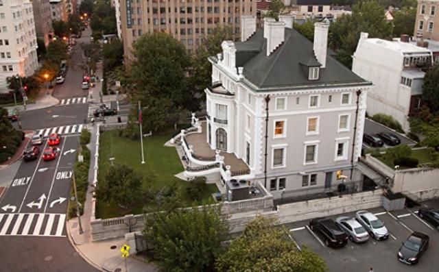 Російські дипломати покинули дві будівлі у США, які вимагала закрити американська влада Російські дипломати покинули дві будівлі у США, які вимагала закрити американська влада